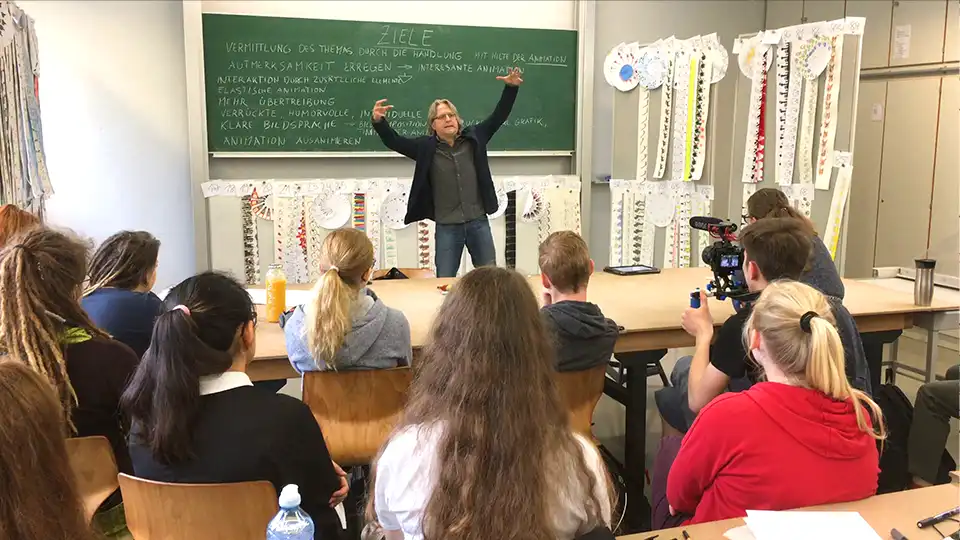 Excerpt from a making-of film about the zoetrope workshop in Straubing, showing me teaching animation techniques.