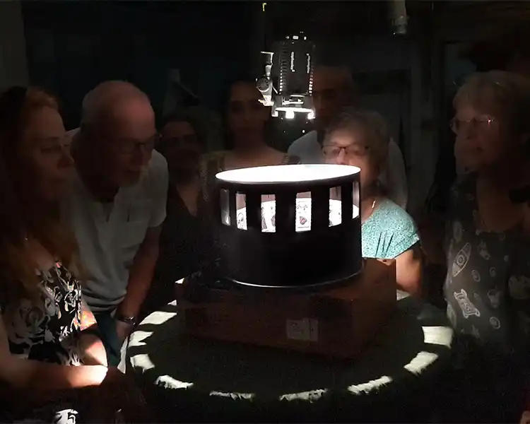 Zoetrope workshop with puppeteers at the Theatre of the Night in Northeim, held by Thomas Stellmach. A Zoetrope presents a loop animation.