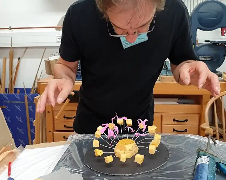 A modeled animation on a cardboard disc created by a participant during a Zoetrope workshop. The workshop was held by Thomas Stellmach during the 4th Conference of German Puppeteers at the Theater der Nacht in Northeim.