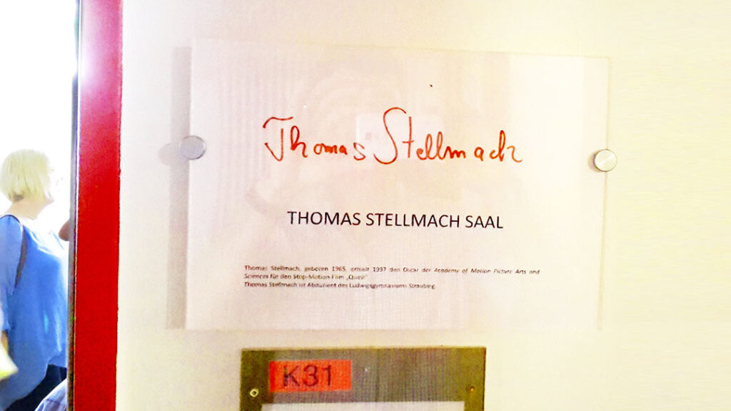 Seit dem 30. Mai 2014 trägt ein Seminar- und Mehrzweckraum an meiner ehemaligen Schule, dem Ludwigsgymnasium Straubing, meinen Namen: der Thomas-Stellmach-Saal.