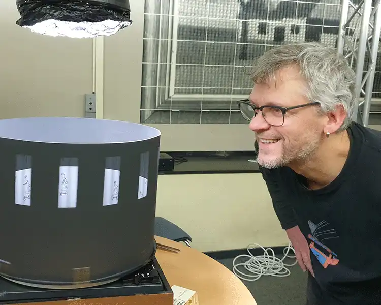 Zoetrope workshop by Thomas Stellmach, modul 2 - making a zoetrope, on the image Ludger Hollmann