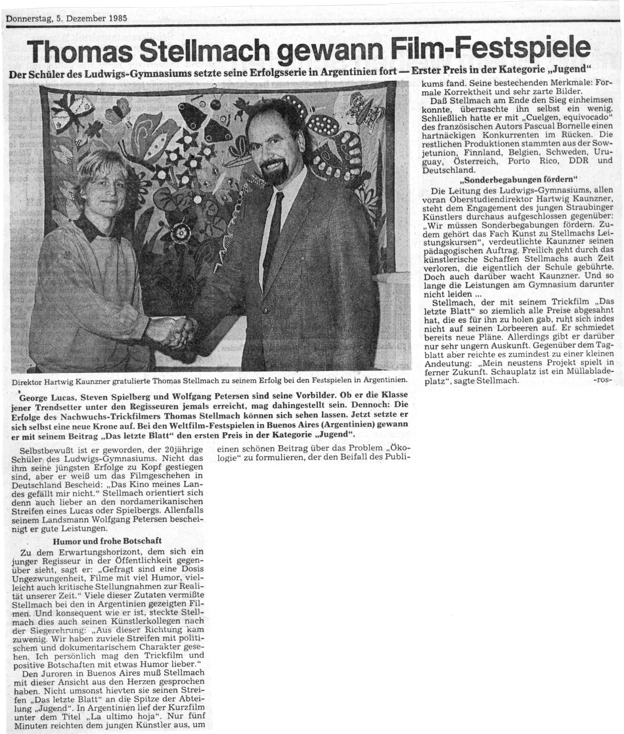 Article in the Straubinger Tagblatt of 5 December 1985: The Ludwigsgymnasium Straubing, represented by headmaster Hartwig Kaunzner, congratulates Thomas Stellmach on his film success at the World Amateur Film Festival in Argentina. In the picture: Thomas Stellmach and headmaster Hartwig Kaunzner congratulating him.