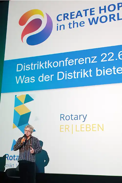 Rotary-Distriktkonferenz-2024-Thomas-Stellmach-copyright-Tiemann-152-500x750 Oscar-Preisträger und Animationsregisseur Thomas Stellmach spricht im Cineplex-Kino in Baunatal vor dem Publikum während der Rotary-Distriktkonferenz 1820 im Jahr 2024. Auf der Leinwand: das Motto „Rotary – ER-LEBEN“
