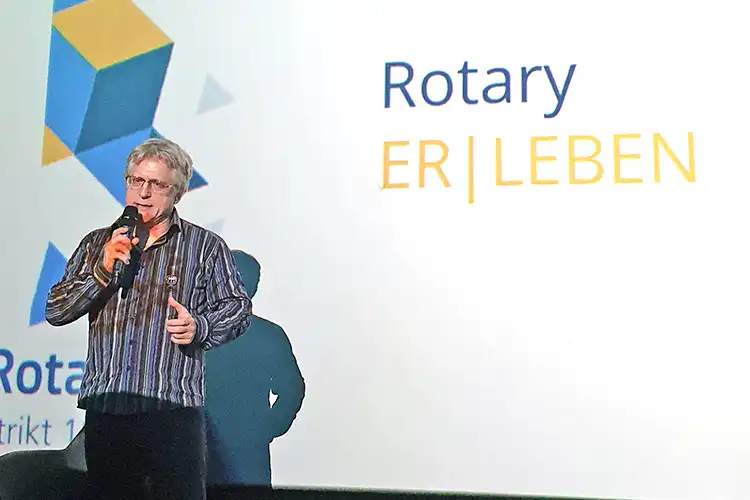Rotary-Distriktkonferenz-2024-Thomas-Stellmach-copyright-Tiemann-152-750x500 Oscar-Preisträger und Animationsregisseur Thomas Stellmach spricht im Cineplex-Kino in Baunatal vor dem Publikum während der Rotary-Distriktkonferenz 1820 im Jahr 2024. Auf der Leinwand: das Motto „Rotary – ER-LEBEN“