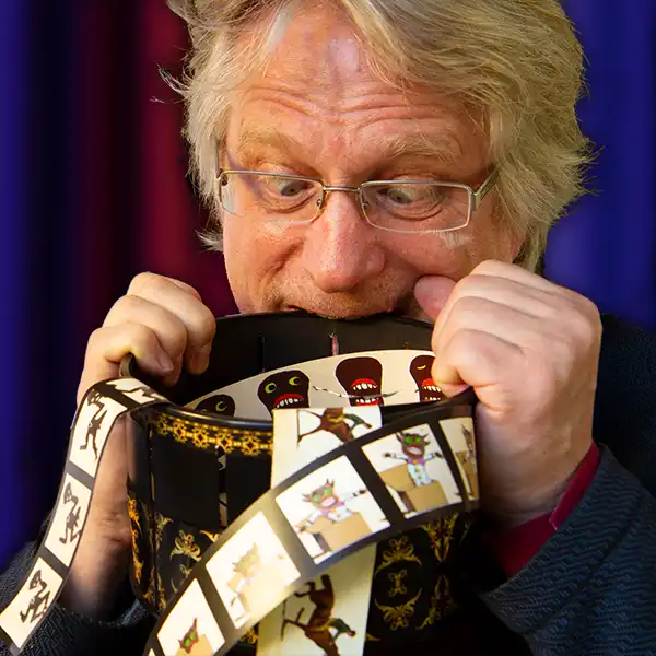 Thomas Stellmach ist mit einem Zoetrop überfordert Thomas Stellmach weiß überhaupt nicht, was er mit einem Zoetrop anfangen soll, und beißt verzweifelt auf den Rand der Trommel des optischen Geräts.