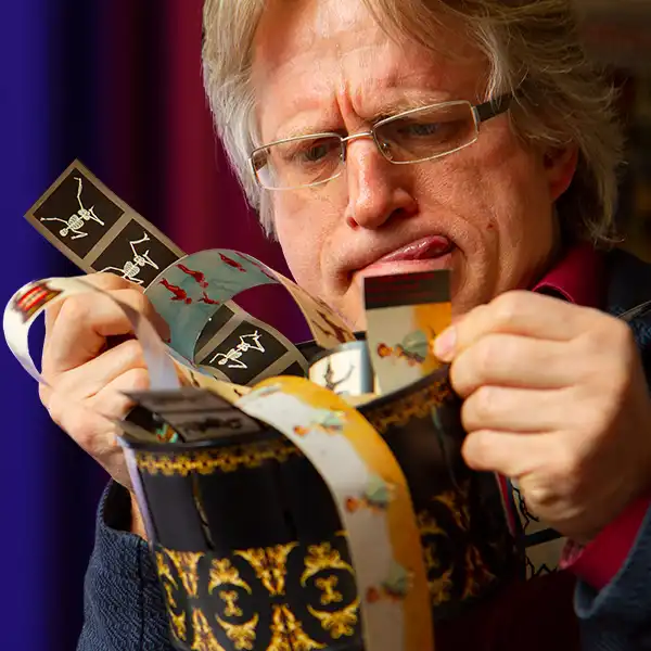 Thomas Stellmach bei der Vorführung eines Zoetrops Thomas Stellmach versucht auf humorvolle Weise, ein Zoetrop zu bedienen.
